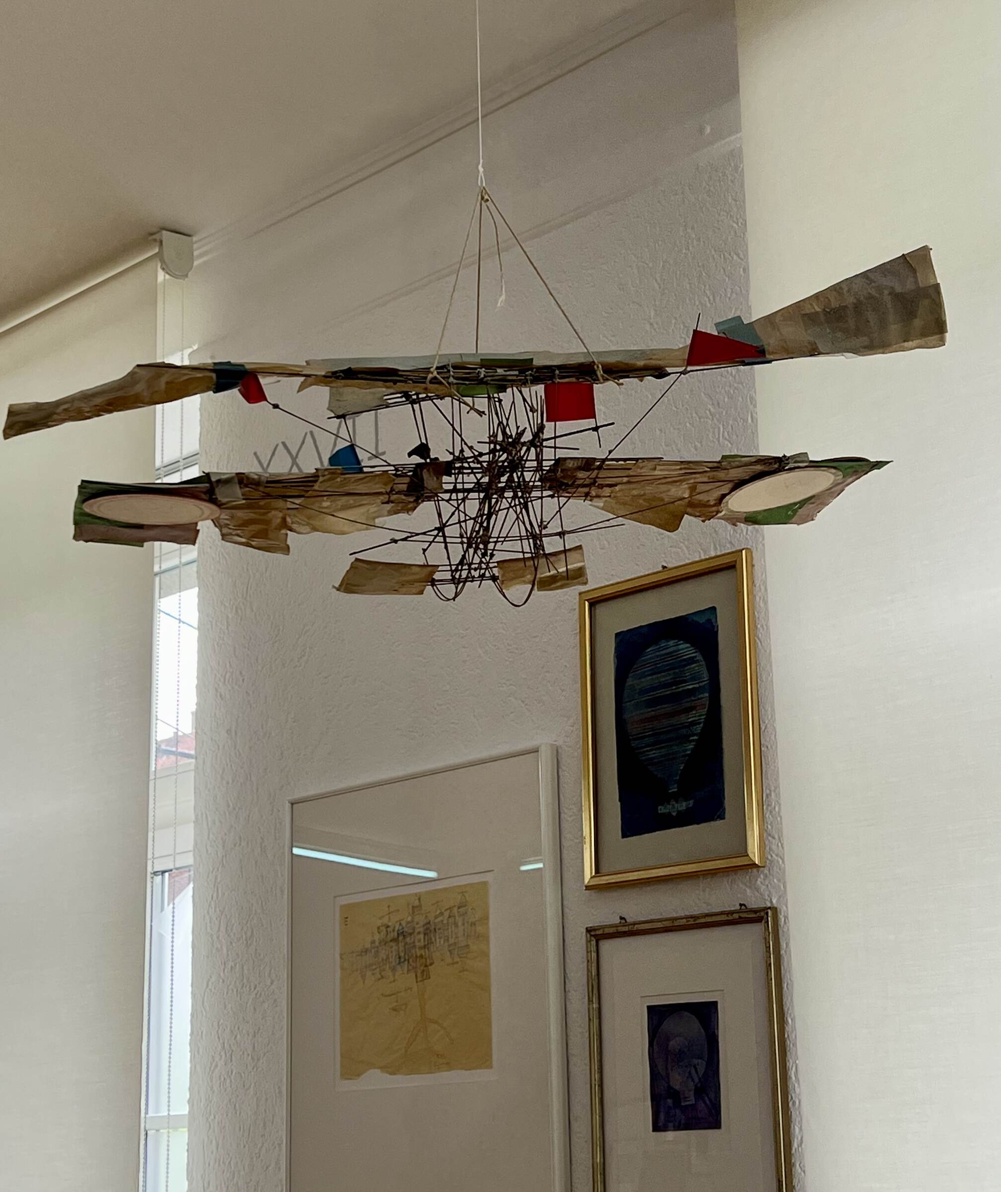Hans Küchler: Flugmobile, o. J., Flugmobile, o. J. Draht, Bierdeckel, Papier und Schnur Leihgabe Désirée und Raymond Clémençon © Katrin Küchler